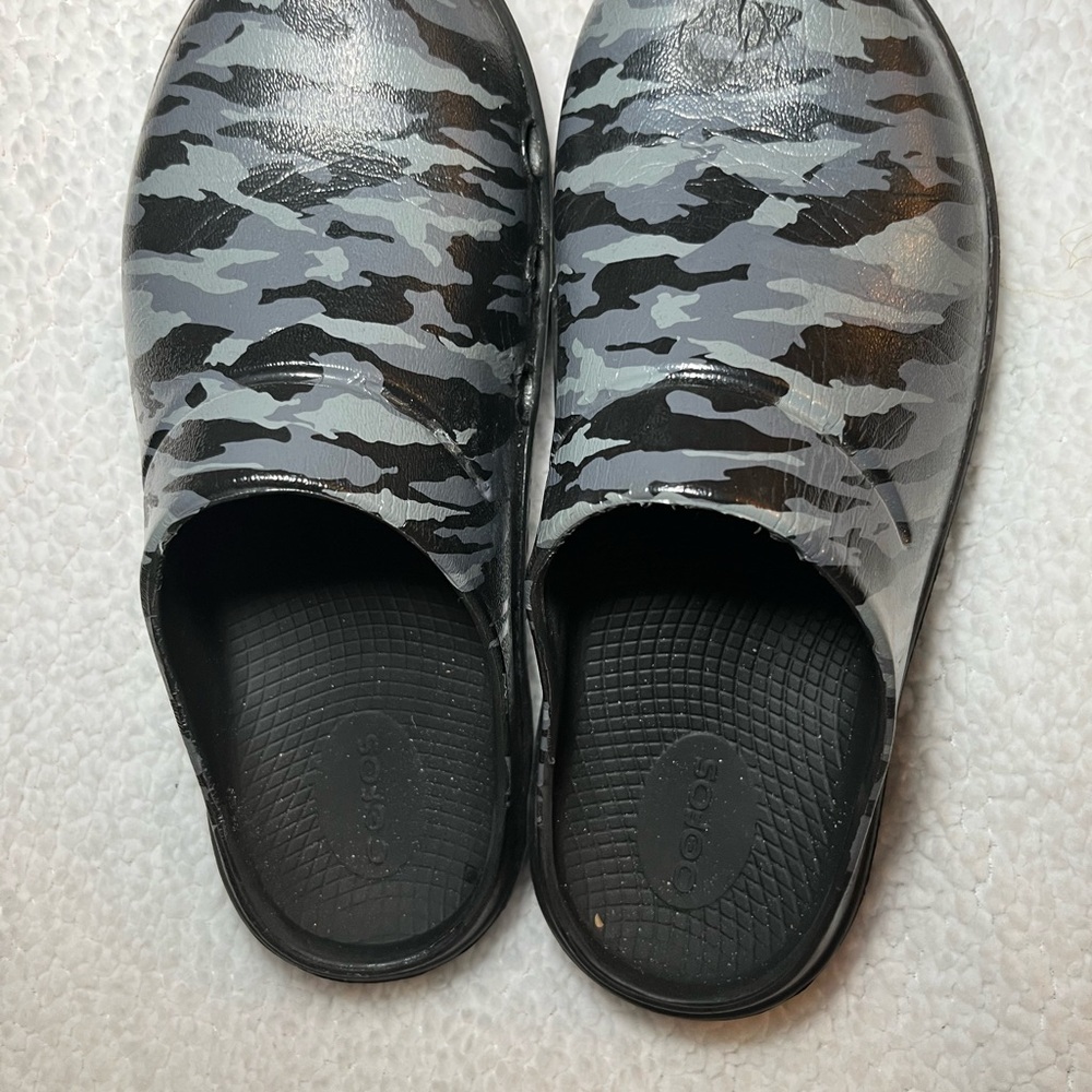 OOFOS Men's Black and Gray Camouflage Slip-On Loafers